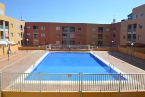 Bazén v ubytovaní Apartamento Vacacional Relax frente al mar alebo v jeho blízkosti