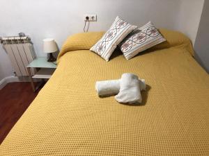 ムルシアにあるMurcia Centroの黄色いベッド
