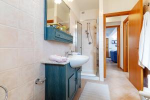 Kúpeľňa v ubytovaní Fontana Vecchia Seaview Apartment + 19 fotografií