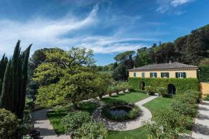 an estate with a garden and a building at Casa Limonaia a Perugia in Perugia