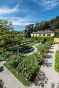 a garden with plants and a building in the background at Casa Limonaia a Perugia in Perugia