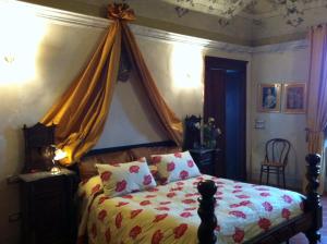 
A bed or beds in a room at Castello Di Frassinello
