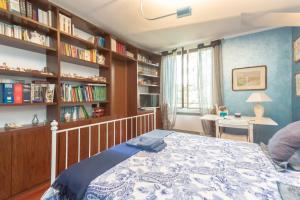 sypialnia z łóżkiem i półkami na książki w obiekcie B&B La Dimora di Charme w mieście Basiglio