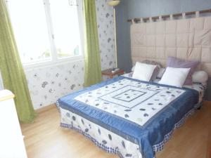 ヴィルバルーにあるGîte 3 km centre ville de BLOISのベッドルーム1室(青と白の毛布付きのベッド1台付)