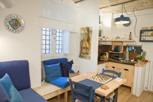 sala de estar con sofá azul y mesa en Private Modern Studio Paolina City Center, en Roma