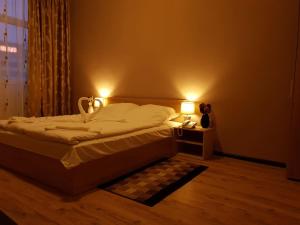 una camera da letto con un letto con due luci sopra di ВАЛЕНТИНО a Vratsa