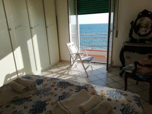 Postel nebo postele na pokoji v ubytování Tana delle Sirene Cilento Coast Acciaroli Sea Pollica