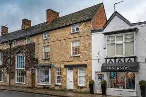 an old brick building on the corner of a street at Luxury 3 Bed flat in the centre of Woodstock in Woodstock