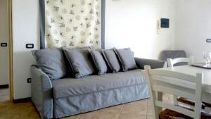 a living room with a couch and a table at Sa Tirìa in Chia
