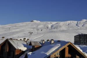 una montagna innevata con una pista da sci sullo sfondo di Frozen View New Gudauri a Gudauri