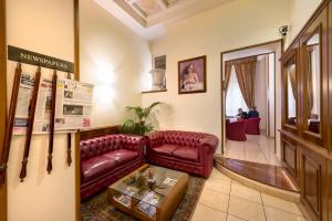 Χώρος καθιστικού στο Lancaster Hotel