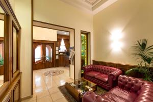 Χώρος καθιστικού στο Lancaster Hotel