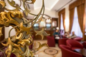 Χώρος καθιστικού στο Lancaster Hotel