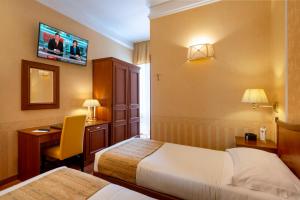 Ένα ή περισσότερα κρεβάτια σε δωμάτιο στο Lancaster Hotel