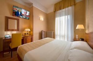 Ένα ή περισσότερα κρεβάτια σε δωμάτιο στο Lancaster Hotel