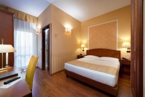 Ένα ή περισσότερα κρεβάτια σε δωμάτιο στο Lancaster Hotel
