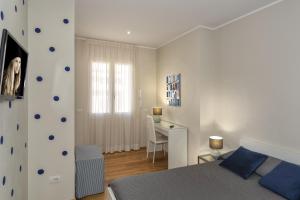 een slaapkamer met een bed en een bureau bij Le Dimore del Borgo in Lucca