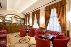 Χώρος καθιστικού στο Lancaster Hotel