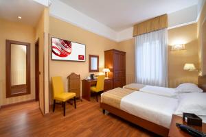Ένα ή περισσότερα κρεβάτια σε δωμάτιο στο Lancaster Hotel
