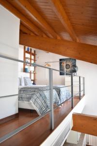 Łóżko lub łóżka piętrowe w pokoju w obiekcie Architect-Designed Loft in a Historic Hilltop Neighborhood