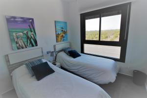 twee bedden in een kamer met een raam bij Lamar - Pilar de la Horadada in Pilar de la Horadada +143 foto's