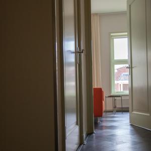 
a doorway leading into a room with a door open at Gelkingehof Apartments in Groningen
