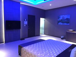 a bedroom with a bed and a blue ceiling at Yinxiang Xihu Motel in Dali