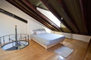 a bedroom with a bed and a glass table at Vut carretas 21 in Madrid