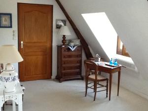 Pokój z biurkiem, krzesłem i drzwiami w obiekcie Domaine de la Botterie w mieście Azay-le-Ferron