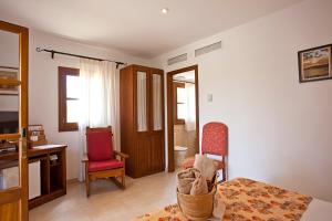 a room with a bed and a desk and a chair at Agroturisme Na Martina in Portopetro