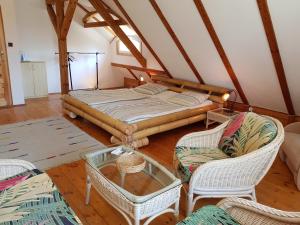 1 dormitorio con 1 cama, 2 sillas y mesa en Villa Maximilian en Srokowo