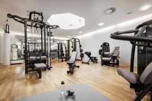 Centrum fitness w obiekcie Das Central – Alpine . Luxury . Life