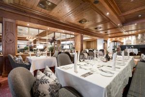 Restauracja lub miejsce do jedzenia w obiekcie Das Central – Alpine . Luxury . Life