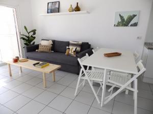 A seating area at Apartamentos Medano - Duplex Sea Views