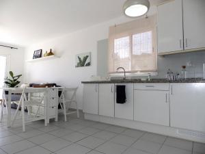 A kitchen or kitchenette at Apartamentos Medano - Duplex Sea Views