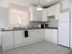 A kitchen or kitchenette at Apartamentos Medano - Duplex Sea Views