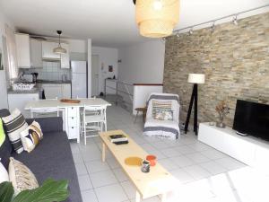 sala de estar con mesa y cocina en Apartamentos Medano - Duplex Sea Views, en El Médano