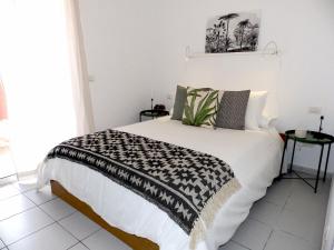 Apartamentos Medano - Duplex Sea Views房間的床