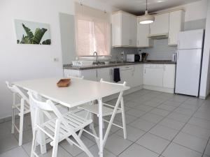 A kitchen or kitchenette at Apartamentos Medano - Duplex Sea Views