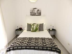 A bed or beds in a room at Apartamentos Medano - Duplex Sea Views