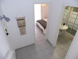 A bathroom at Apartamentos Medano - Duplex Sea Views
