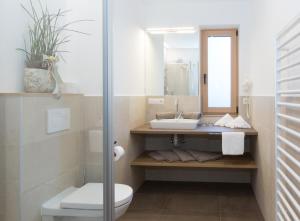 Koupelna v ubytování Hotel Föhrenhof + 26 fotografií