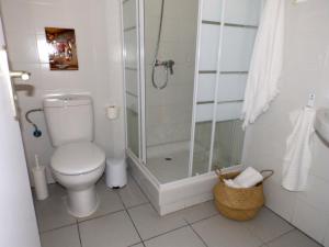 A bathroom at Apartamentos Medano - Duplex Sea Views