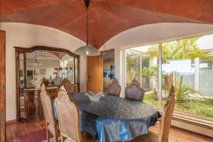 a dining room with a table and chairs at Villa Andrea by Gabi Miguel in Albufeira