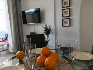 einen Esstisch mit Orangen darüber in der Unterkunft Isla Verde Apartment in Torrevieja