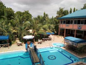 een uitzicht op het zwembad van een resort bij Premier Guest Residence Hotel in Malindi