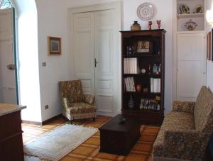 a living room with a couch and a book shelf at Villa Caferì in Porto San Giorgio