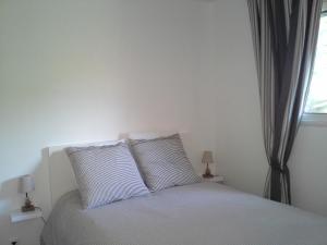 サン・ペール・シュル・メールにあるHomedisaのベッドルーム1室(枕2つ、窓付)