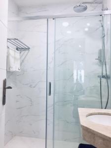 ein Badezimmer mit einer Glasdusche mit Waschbecken in der Unterkunft Hostal Palacio Luna in Madrid