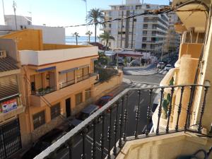 einen Balkon mit Blick auf eine Straße und Gebäude in der Unterkunft Sant Pere 166 in El Campello